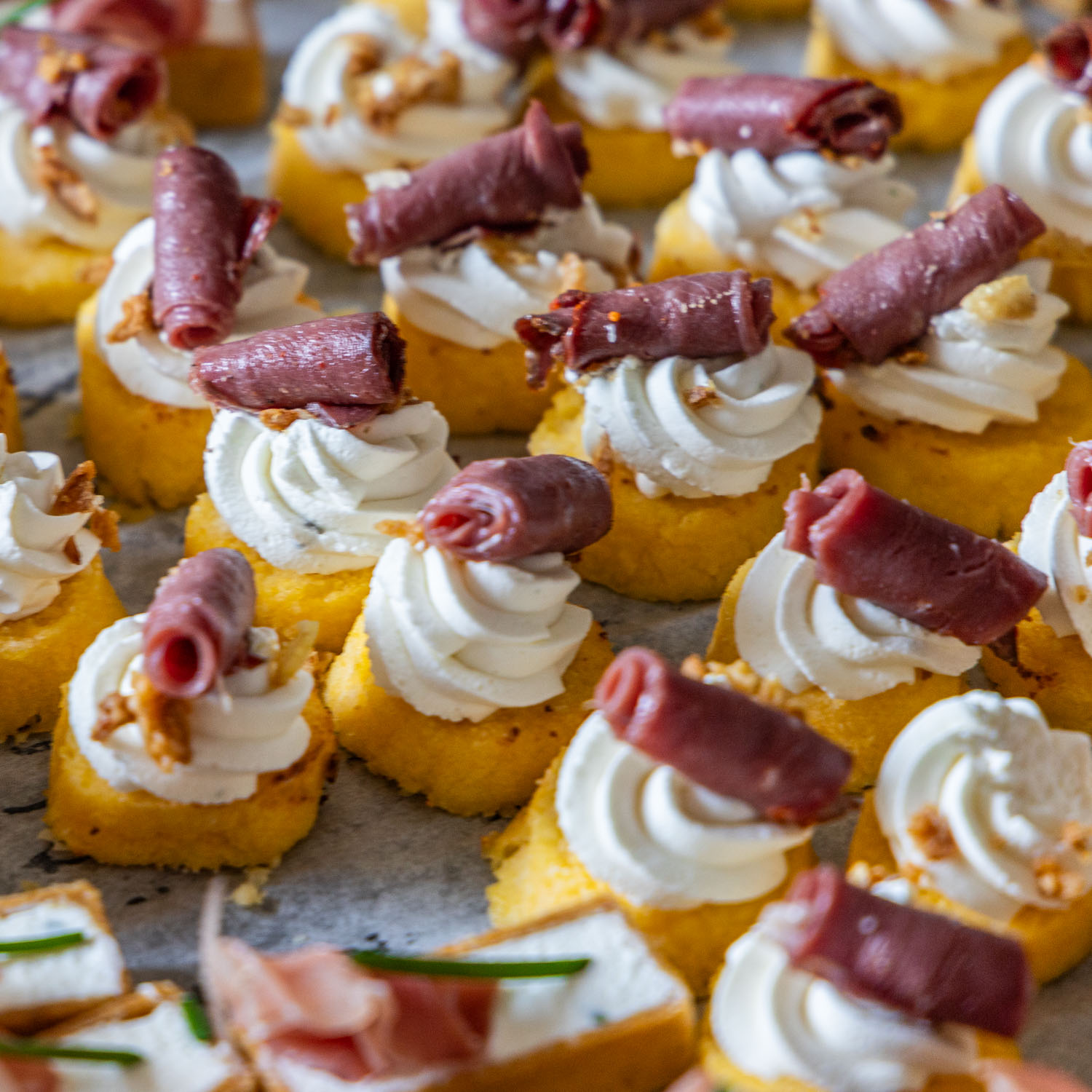 Crostinis polenta et bresaola