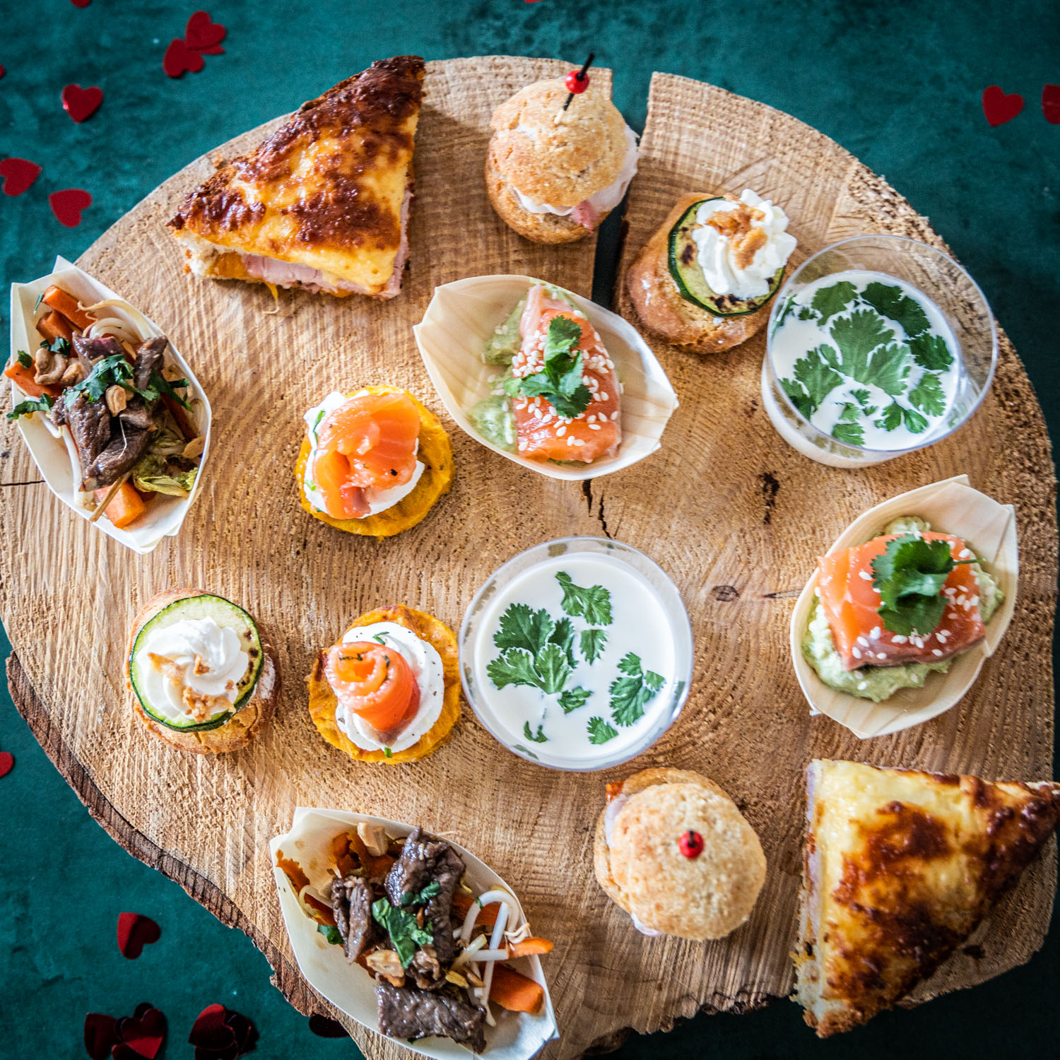 Plateau de canapés variés sur rondin